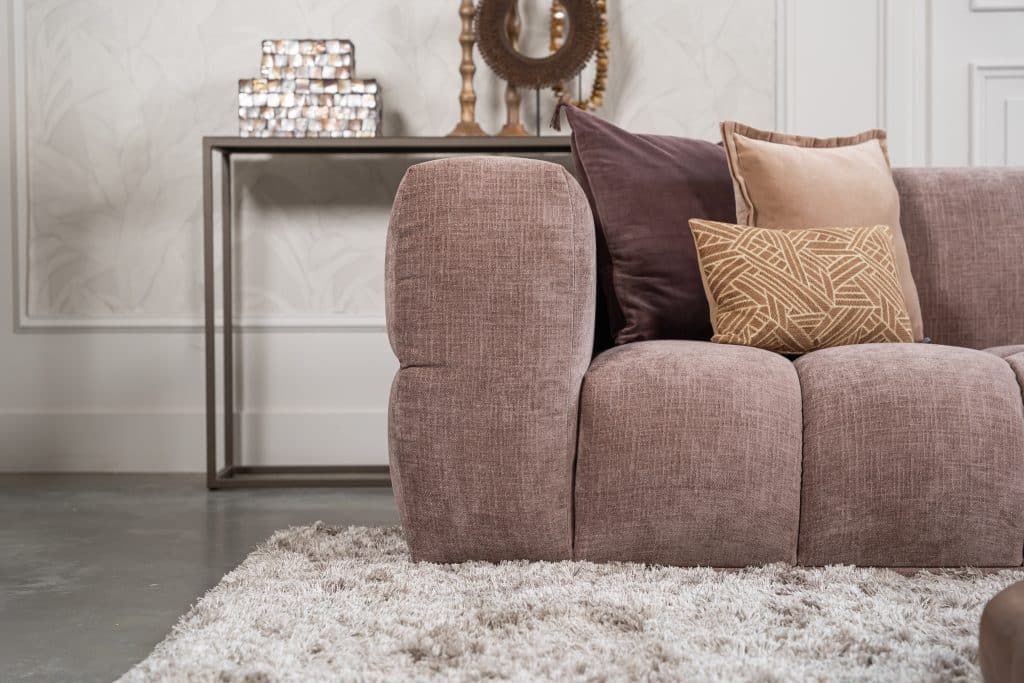 Een unieke en trendy bank met blokken in een velours stof en paars/roze kleur met een heerlijk zitcomfort.