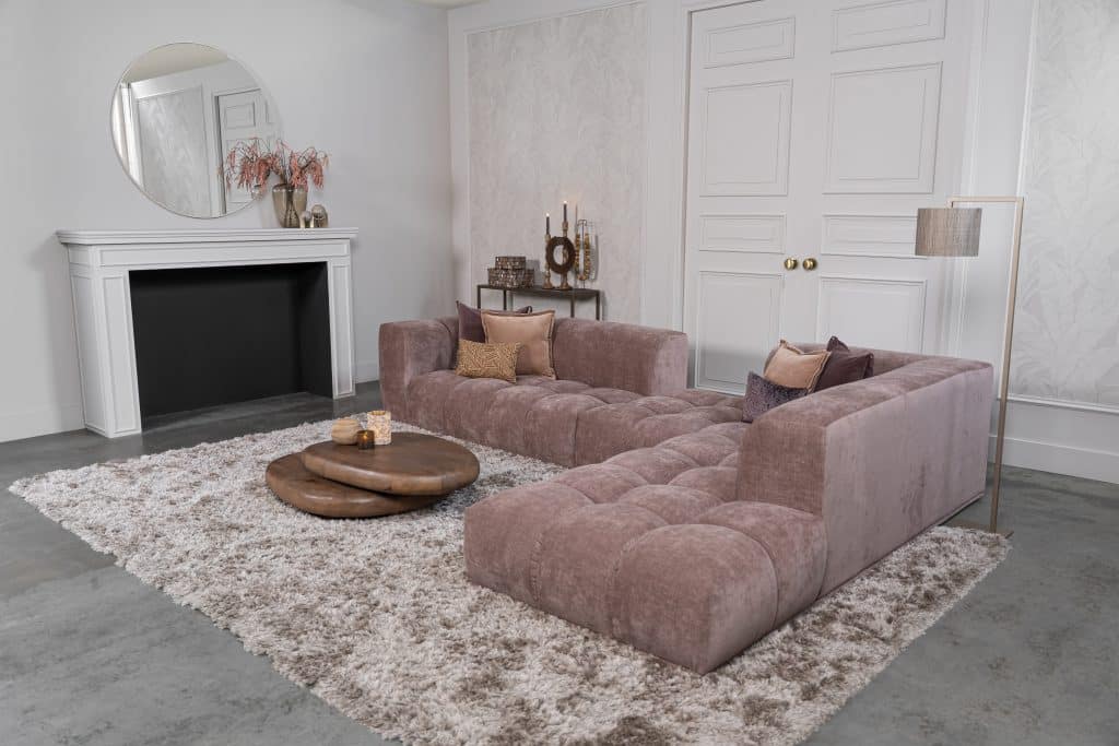 Een unieke en trendy bank met blokken in een velours stof en paars/roze kleur met een heerlijk zitcomfort.