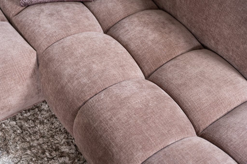 Een unieke en trendy bank met blokken in een velours stof en paars/roze kleur met een heerlijk zitcomfort.