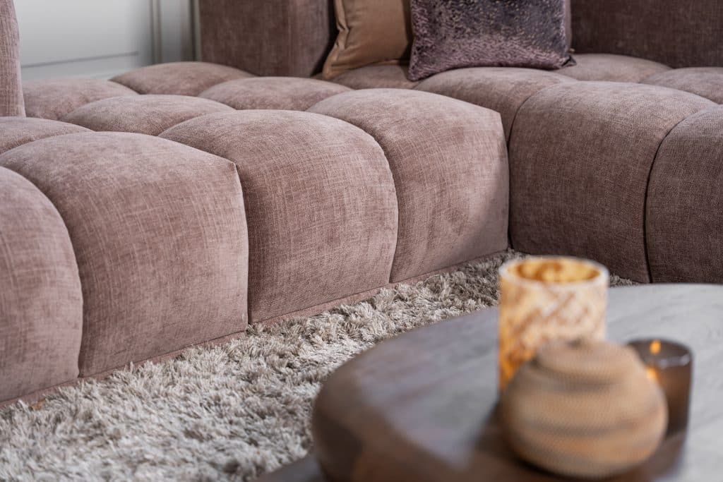 Een unieke en trendy bank met blokken in een velours stof en paars/roze kleur met een heerlijk zitcomfort.