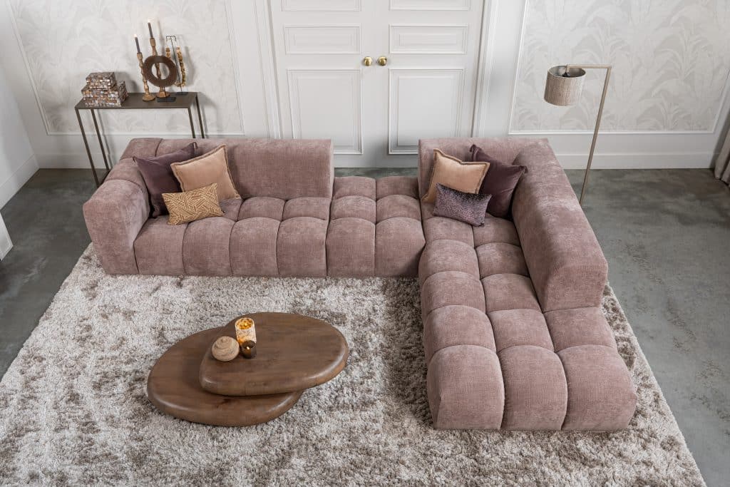 Een unieke en trendy bank met blokken in een velours stof en paars/roze kleur met een heerlijk zitcomfort.