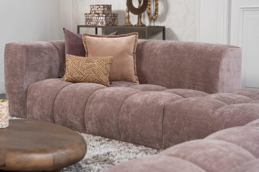 Een unieke en trendy bank met blokken in een velours stof en paars/roze kleur met een heerlijk zitcomfort.