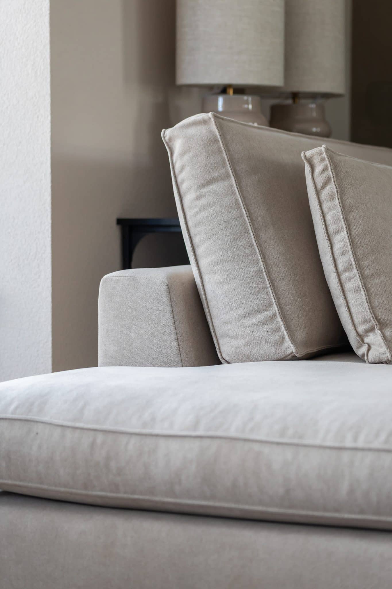 Binnenkijken bij klanten thuis met een grote beige lounge bank en chique eettafel met bijpassende eetkamerstoelen.