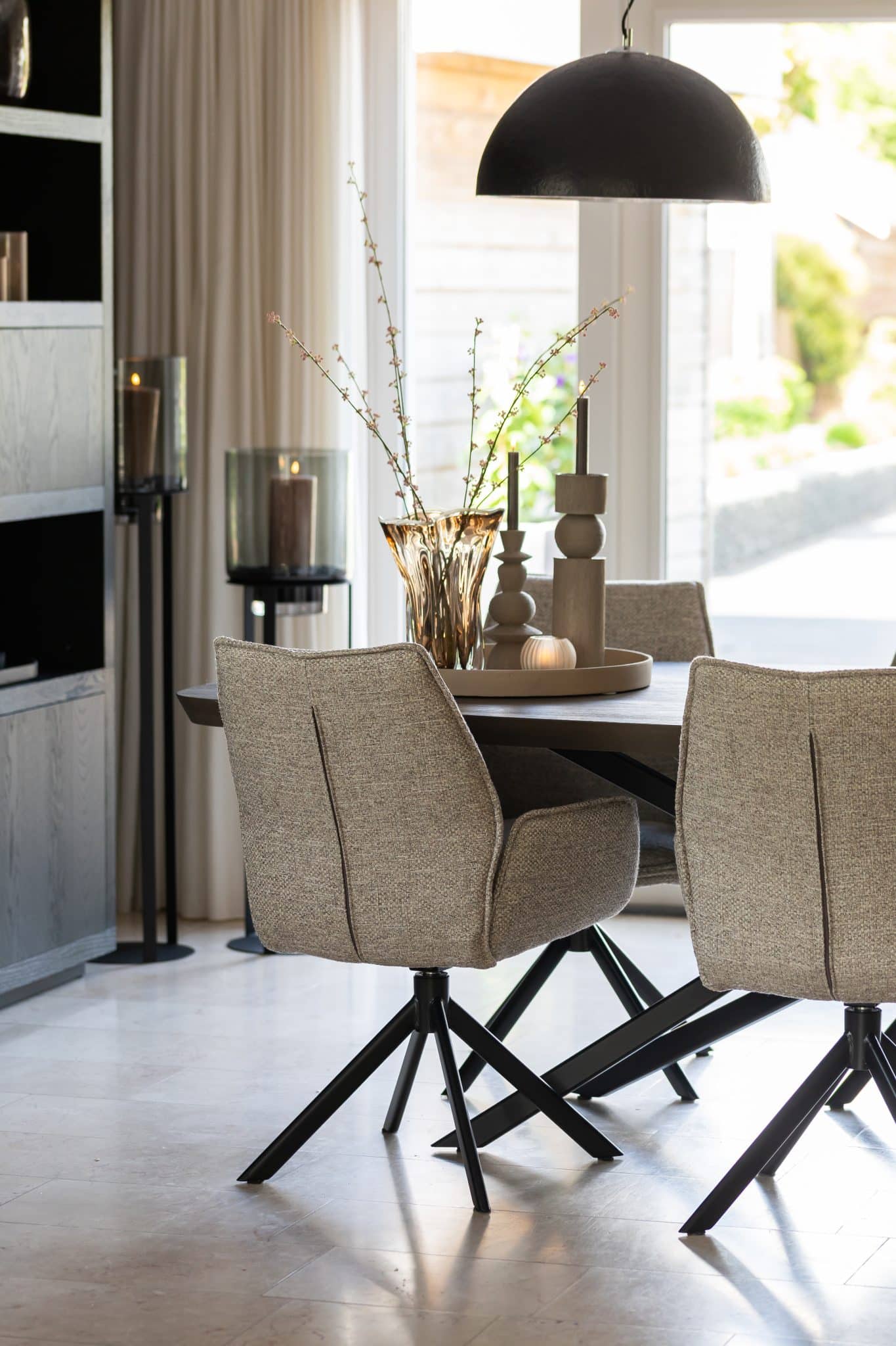 Binnenkijken bij klanten thuis met een grote beige lounge bank en chique eettafel met bijpassende eetkamerstoelen.