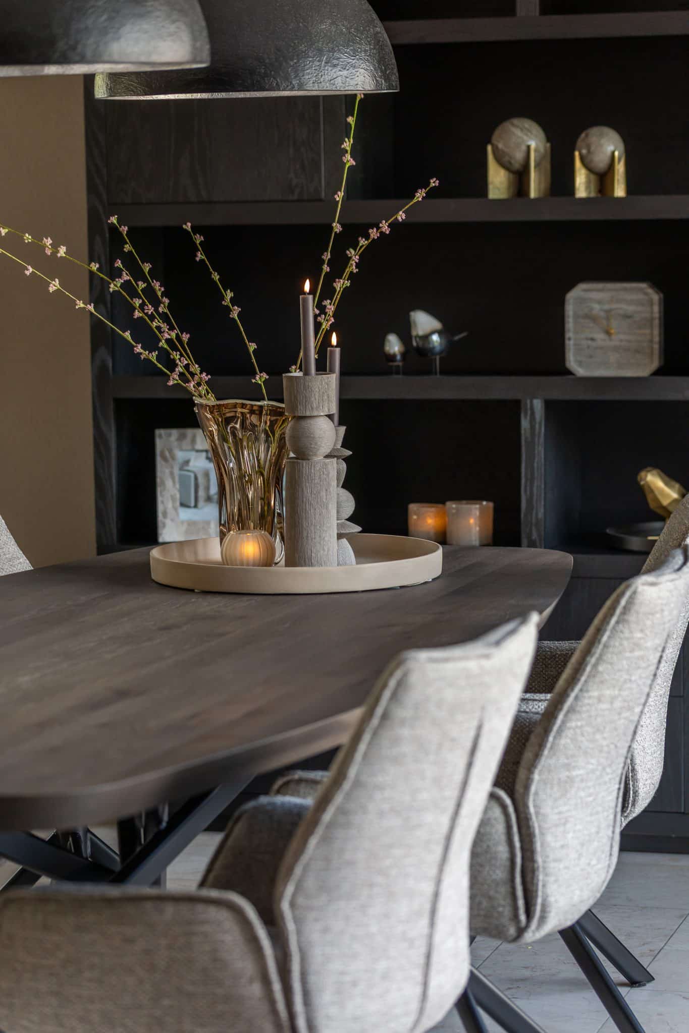 Binnenkijken bij klanten thuis met een grote beige lounge bank en chique eettafel met bijpassende eetkamerstoelen.