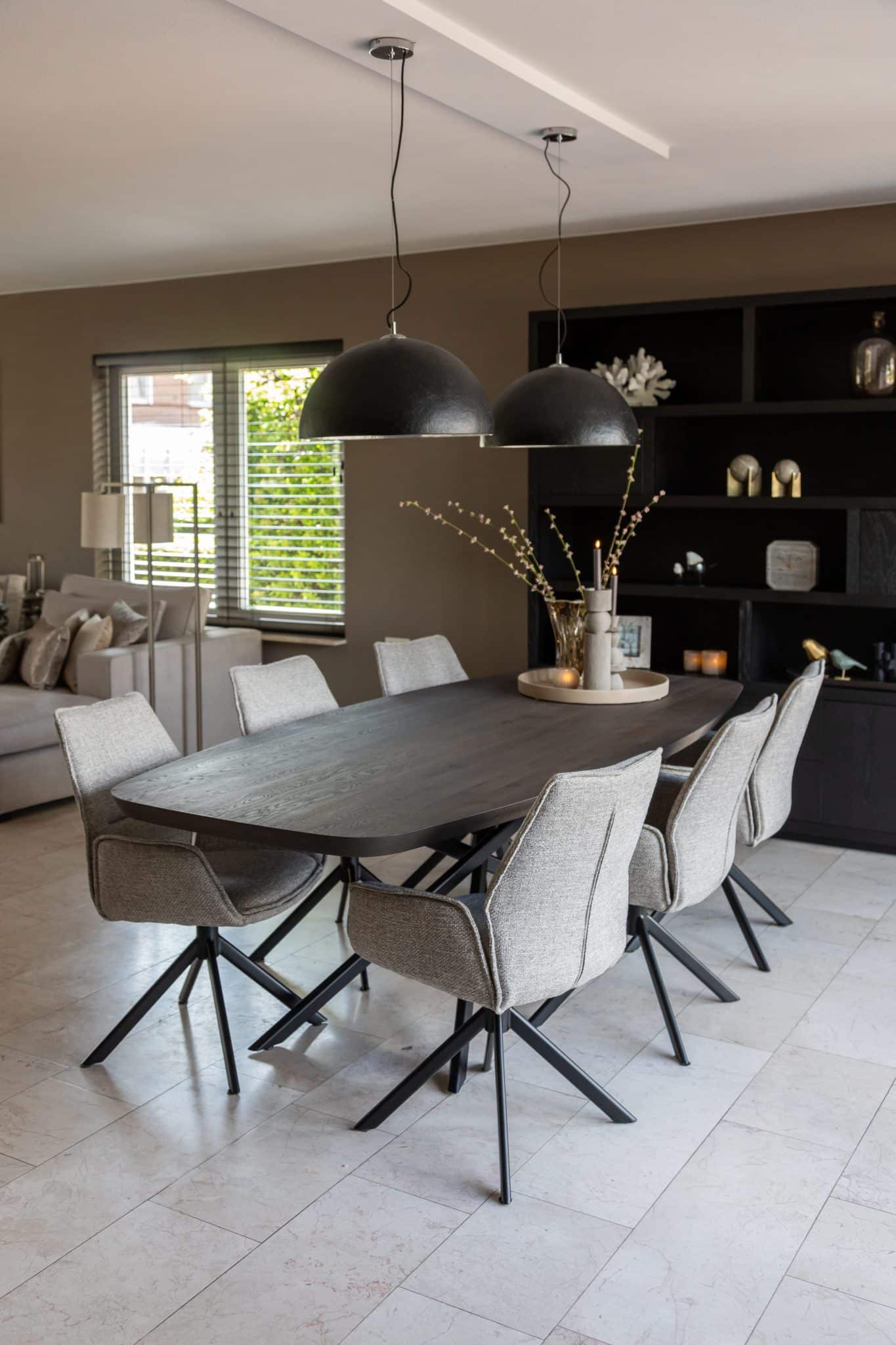 Binnenkijken bij klanten thuis met een grote beige lounge bank en chique eettafel met bijpassende eetkamerstoelen.