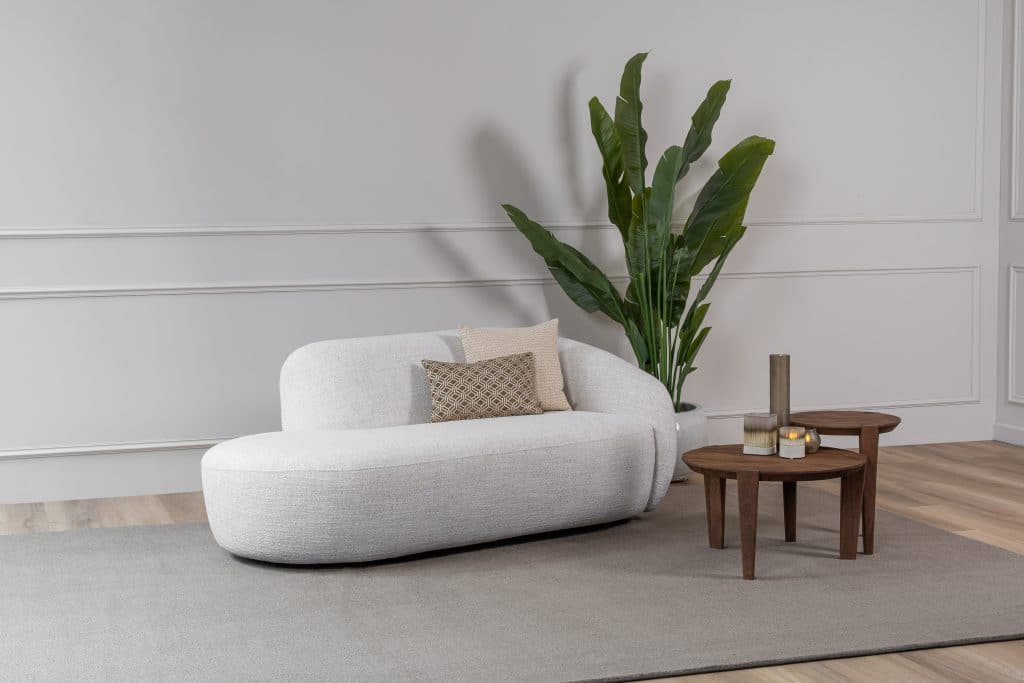 Dieser geräumige Loungesessel ist eine Mischung aus Sessel und Zweisitzer. Mit seiner schrägen Rückenlehne und der hellgrauen Oberfläche ist der Lenny Lazy ein echtes Statement.