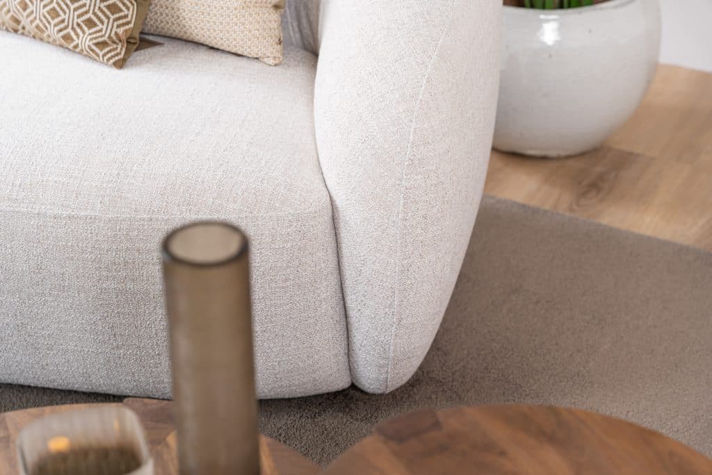 Dieser geräumige Loungesessel ist eine Mischung aus Sessel und Zweisitzer. Mit seiner schrägen Rückenlehne und der hellgrauen Oberfläche ist der Lenny Lazy ein echtes Statement.