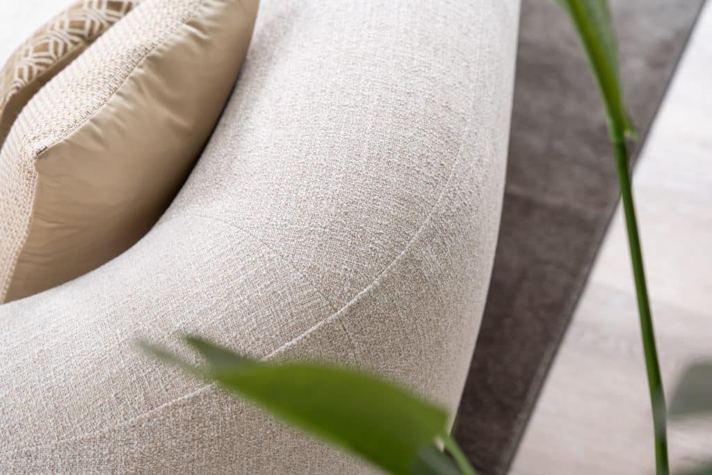 Dieser geräumige Loungesessel ist eine Mischung aus Sessel und Zweisitzer. Mit seiner schrägen Rückenlehne und der hellgrauen Oberfläche ist der Lenny Lazy ein echtes Statement.