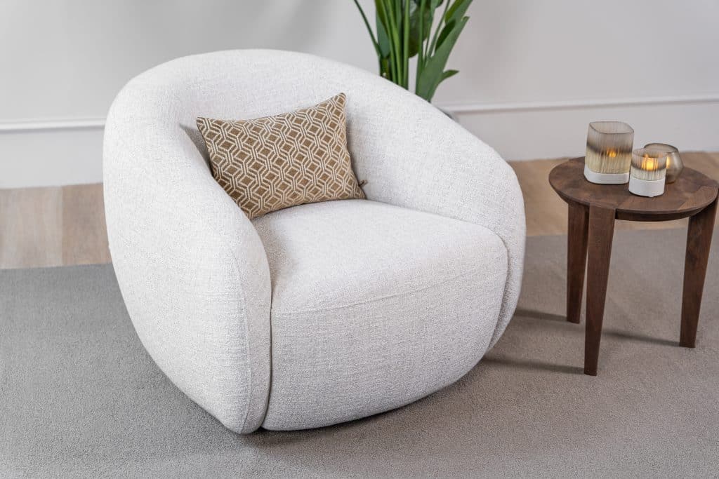 De Lenny draaifauteuil draait moeiteloos met je mee en is verkrijgbaar in de mooiste neutrale stoffen.