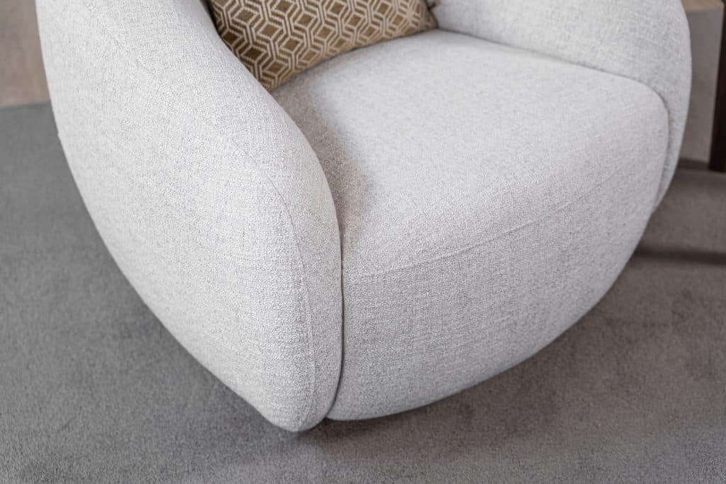 De Lenny draaifauteuil draait moeiteloos met je mee en is verkrijgbaar in de mooiste neutrale stoffen.