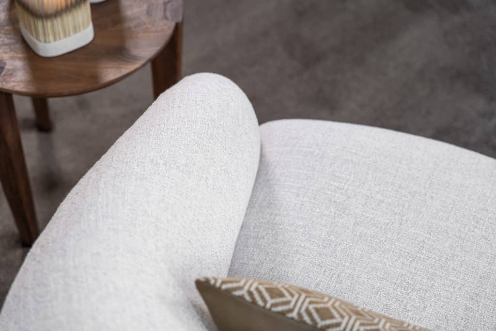 De Lenny draaifauteuil draait moeiteloos met je mee en is verkrijgbaar in de mooiste neutrale stoffen.