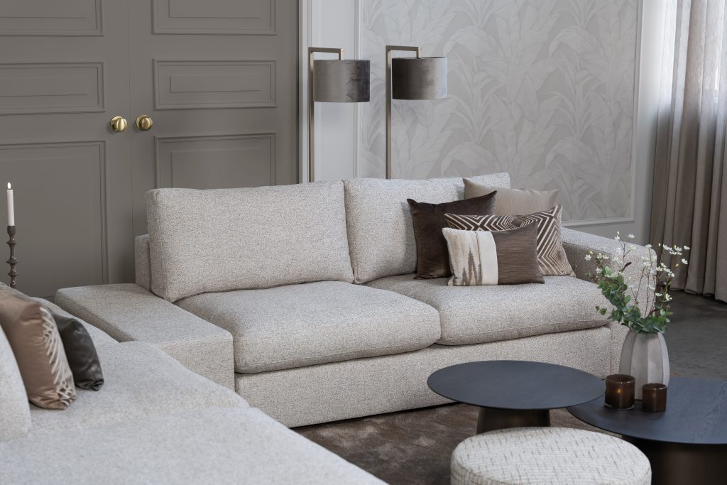 Das Ecksofa Victoria von Room108 ist hier mit offener Ecke abgebildet! Es ist in einem hellbeigen/grauen Stoff bezogen. Erhältlich in über 700 Stoffen und Farben.