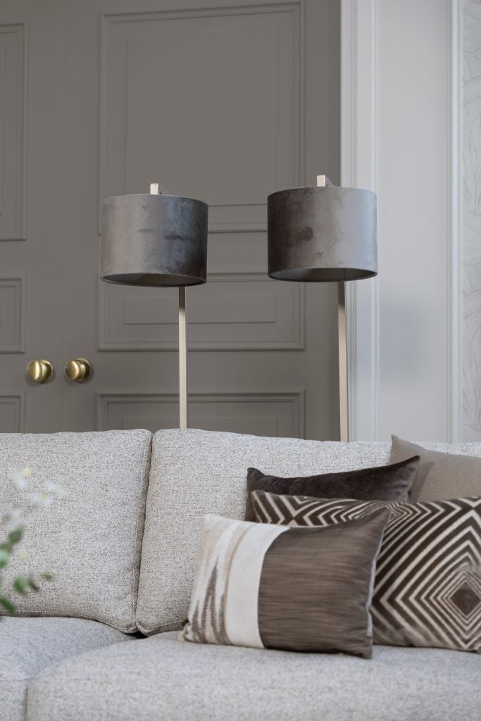 Das Ecksofa Victoria von Room108 ist hier mit offener Ecke abgebildet! Es ist in einem hellbeigen/grauen Stoff bezogen. Erhältlich in über 700 Stoffen und Farben.