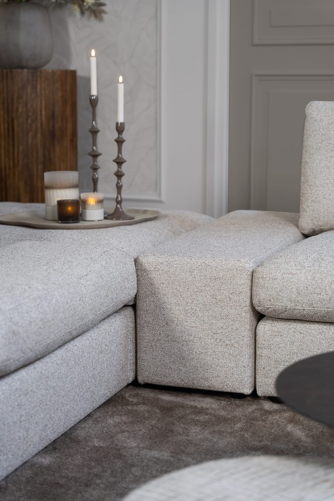 Das Ecksofa Victoria von Room108 ist hier mit offener Ecke abgebildet! Es ist in einem hellbeigen/grauen Stoff bezogen. Erhältlich in über 700 Stoffen und Farben.