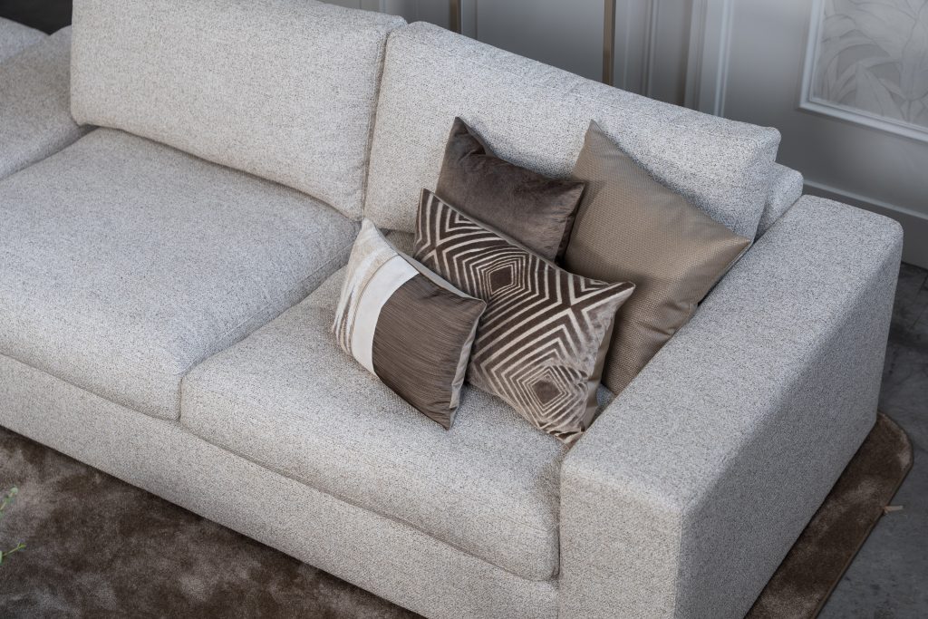 Das Ecksofa Victoria von Room108 ist hier mit offener Ecke abgebildet! Es ist in einem hellbeigen/grauen Stoff bezogen. Erhältlich in über 700 Stoffen und Farben.