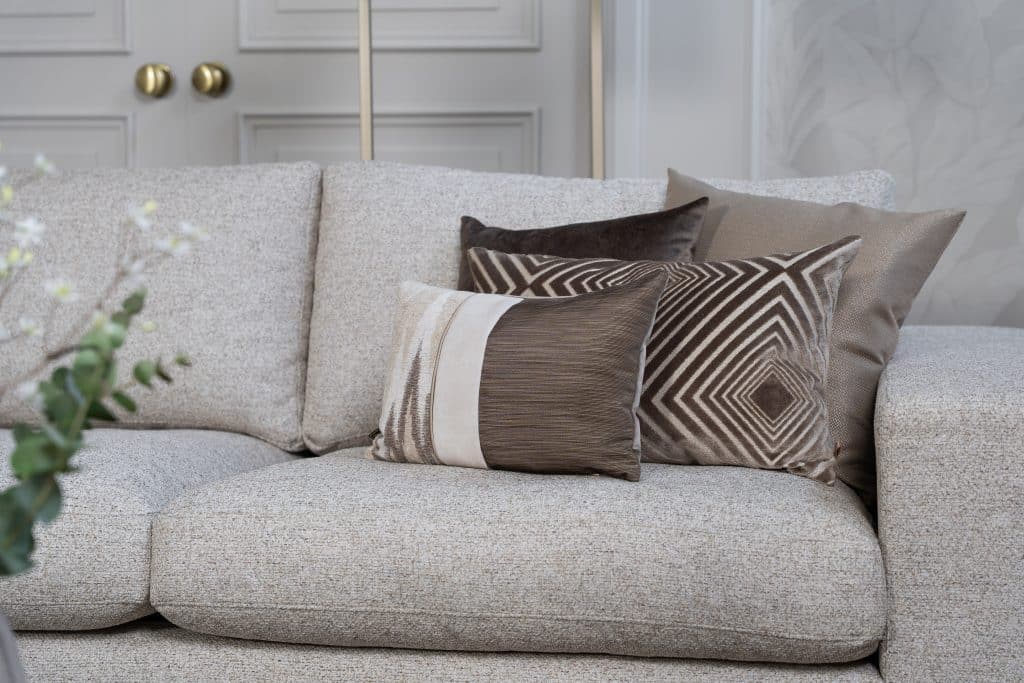 Das Ecksofa Victoria von Room108 ist hier mit offener Ecke abgebildet! Es ist in einem hellbeigen/grauen Stoff bezogen. Erhältlich in über 700 Stoffen und Farben.