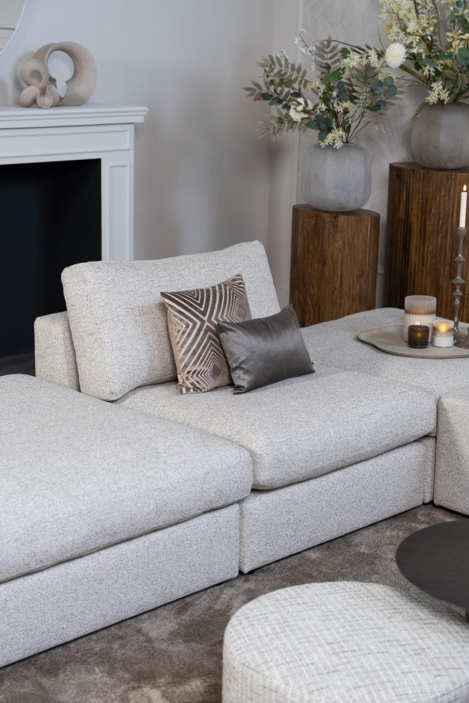 Das Ecksofa Victoria von Room108 ist hier mit offener Ecke abgebildet! Es ist in einem hellbeigen/grauen Stoff bezogen. Erhältlich in über 700 Stoffen und Farben.