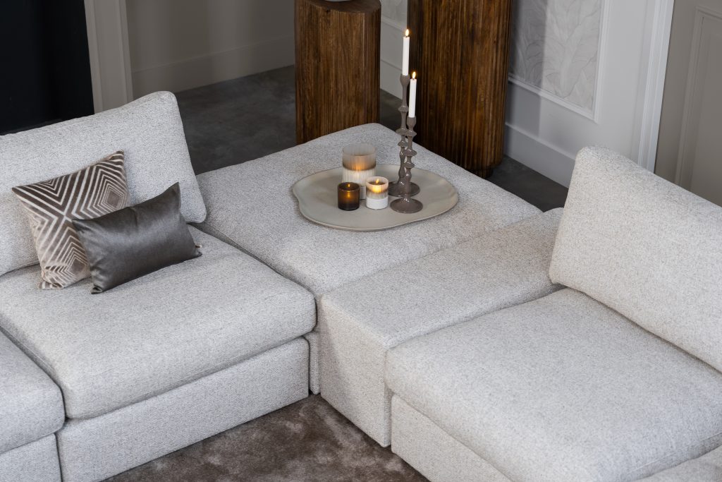 Das Ecksofa Victoria von Room108 ist hier mit offener Ecke abgebildet! Es ist in einem hellbeigen/grauen Stoff bezogen. Erhältlich in über 700 Stoffen und Farben.