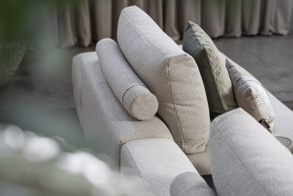 Lichte modulaire elementenbank Eva met innerbench en zachte kussens, gestyled met accessoires in een modern interieur.