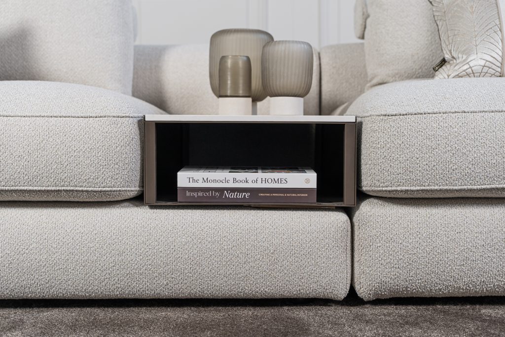 Lichte modulaire elementenbank Eva met innerbench en zachte kussens, gestyled met accessoires in een modern interieur.