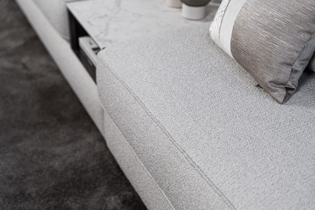 Lichte modulaire elementenbank Eva met innerbench en zachte kussens, gestyled met accessoires in een modern interieur.