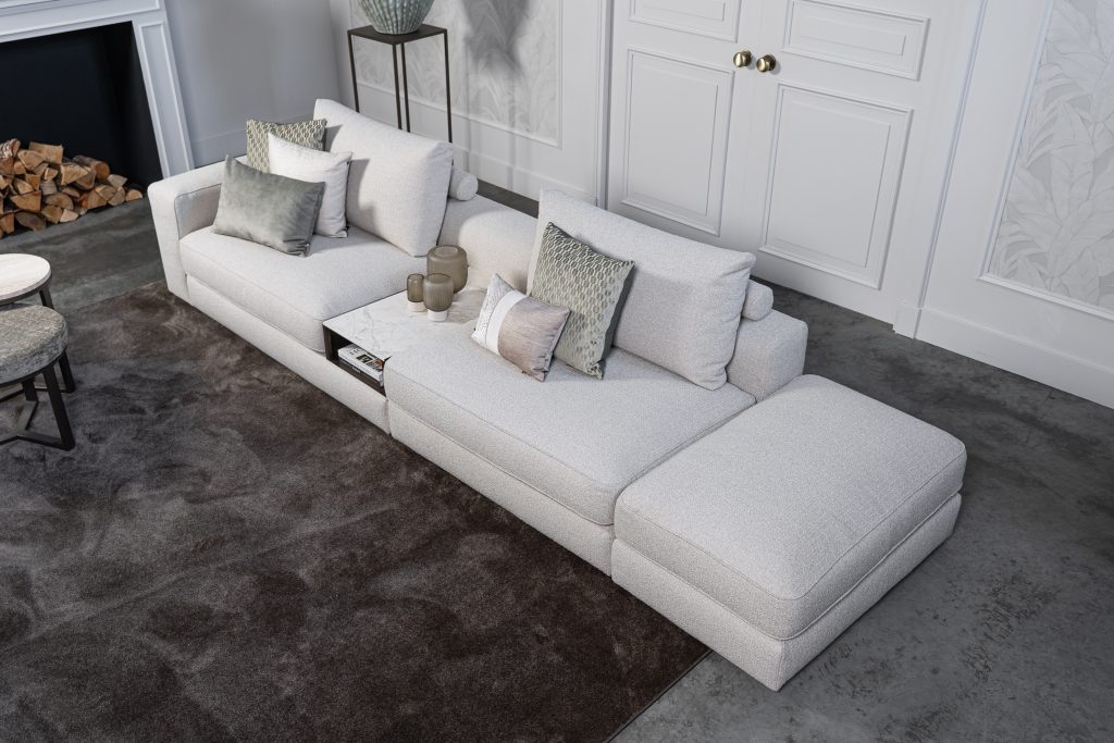 Lichte modulaire elementenbank Eva met innerbench en zachte kussens, gestyled met accessoires in een modern interieur.