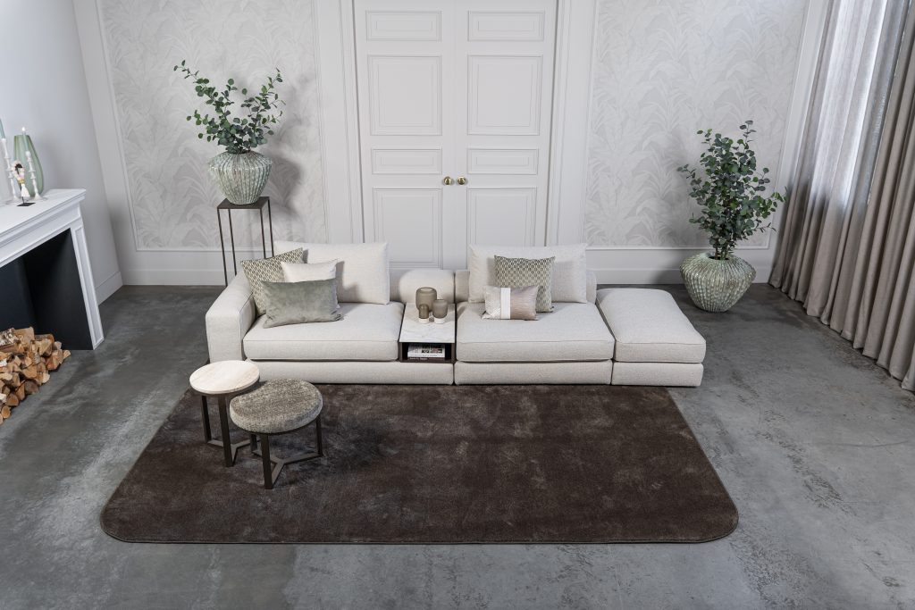 Lichte modulaire elementenbank Eva met innerbench en zachte kussens, gestyled met accessoires in een modern interieur.