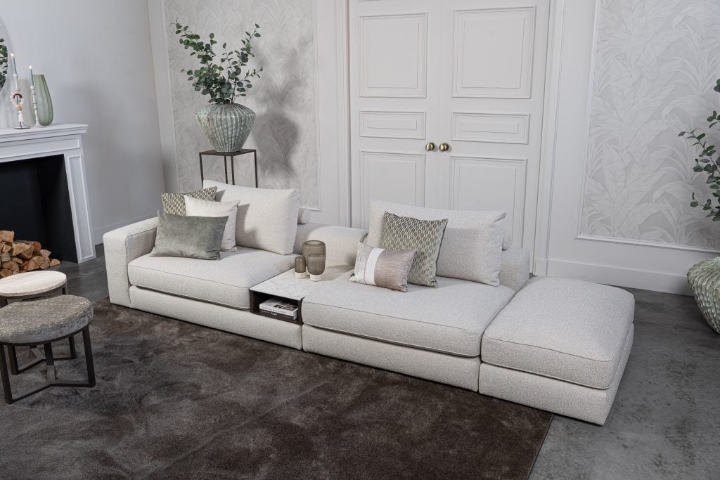 Lichte modulaire elementenbank Eva met innerbench en zachte kussens, gestyled met accessoires in een modern interieur.