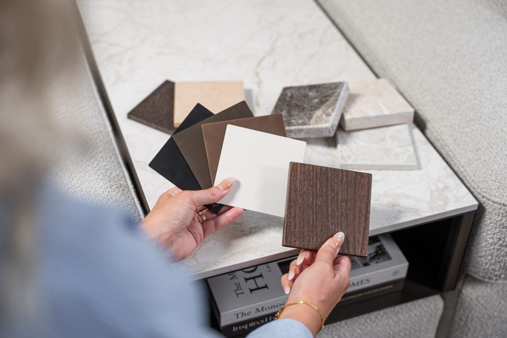 Lichte modulaire elementenbank Eva met innerbench en zachte kussens, gestyled met accessoires in een modern interieur.