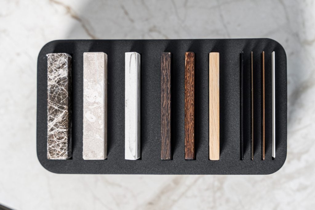 Lichte modulaire elementenbank Eva met innerbench en zachte kussens, gestyled met accessoires in een modern interieur.