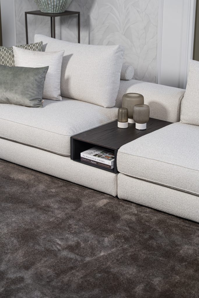 Lichte modulaire elementenbank Eva met innerbench en zachte kussens, gestyled met accessoires in een modern interieur.