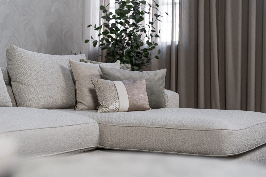 Lichte modulaire elementenbank Eva met innerbench en zachte kussens, gestyled met accessoires in een modern interieur.