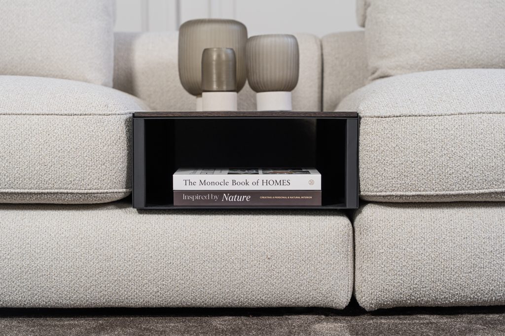 Lichte modulaire elementenbank Eva met innerbench en zachte kussens, gestyled met accessoires in een modern interieur.