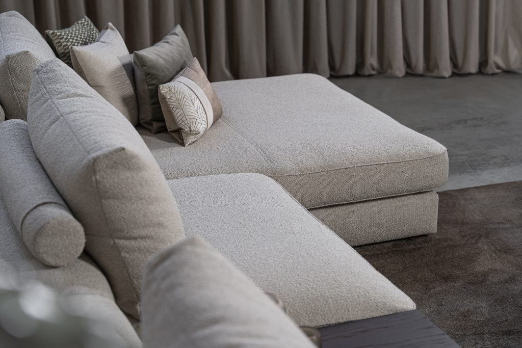 Lichte modulaire elementenbank Eva met innerbench en zachte kussens, gestyled met accessoires in een modern interieur.