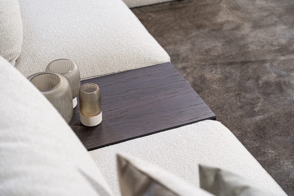 Lichte modulaire elementenbank Eva met innerbench en zachte kussens, gestyled met accessoires in een modern interieur.