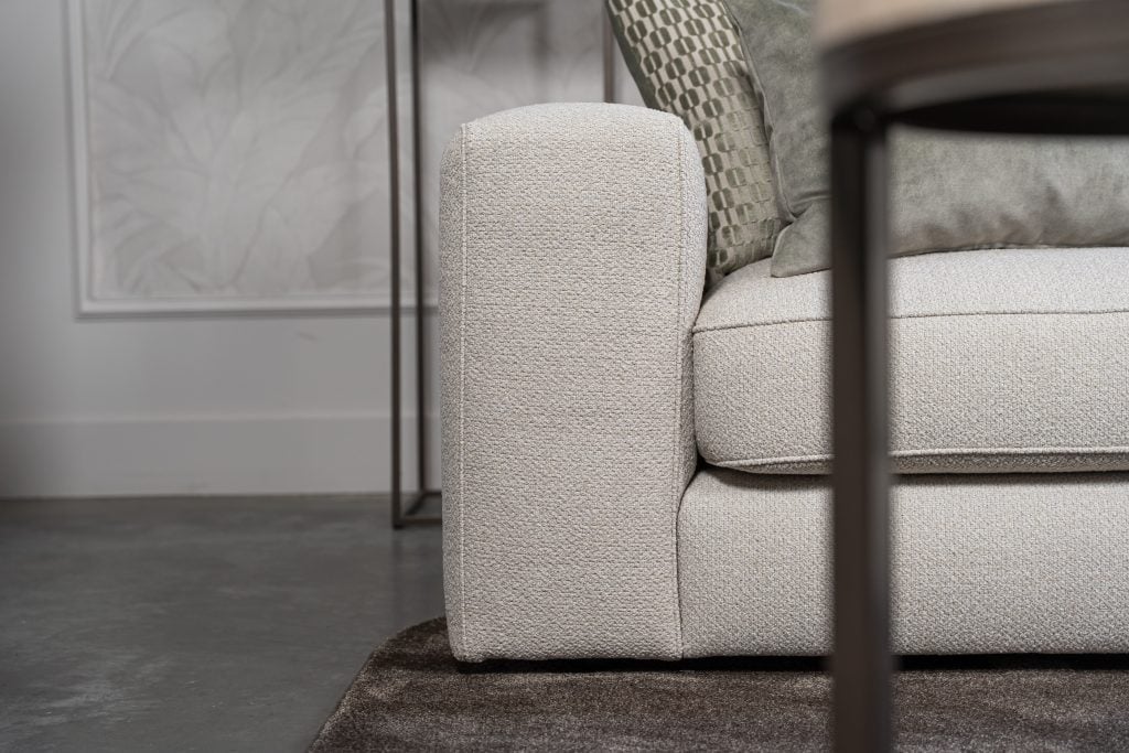 Lichte modulaire elementenbank Eva met innerbench en zachte kussens, gestyled met accessoires in een modern interieur.