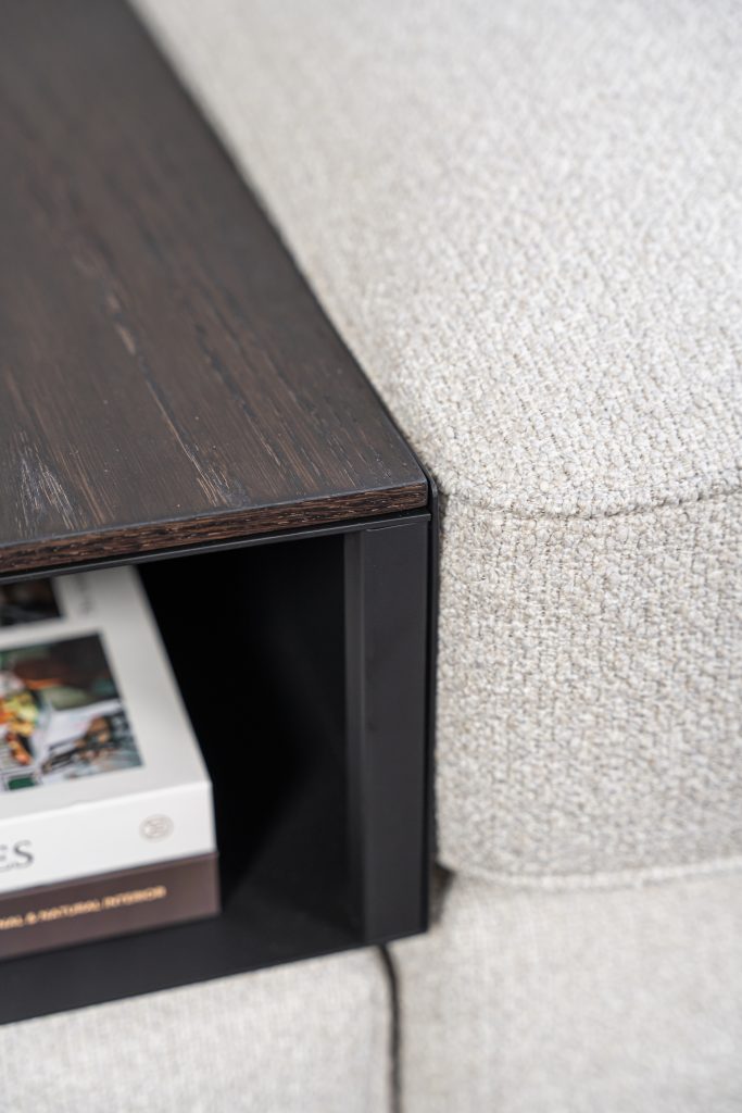 Lichte modulaire elementenbank Eva met innerbench en zachte kussens, gestyled met accessoires in een modern interieur.