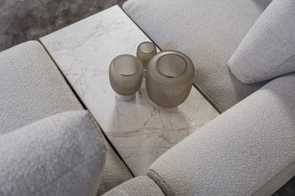 Lichte modulaire elementenbank Eva met innerbench en zachte kussens, gestyled met accessoires in een modern interieur.