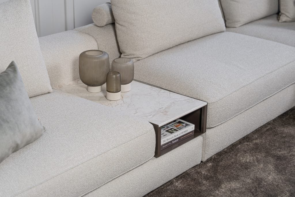 Lichte modulaire elementenbank Eva met innerbench en zachte kussens, gestyled met accessoires in een modern interieur.